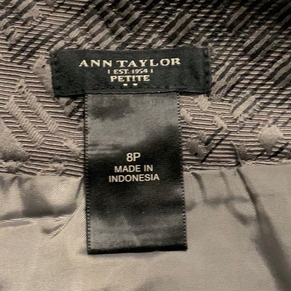 Ann Taylor Pencil Skirt, Size 8P - Picture 5 of 7